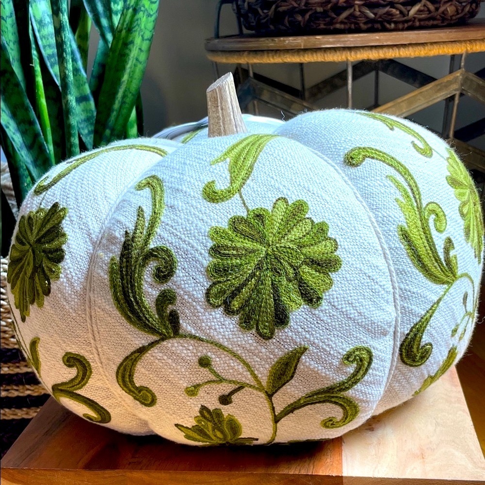 πBeautifully Crafted Embroidered Green and Cream Decorative Pumpkin-large - Picture 6 of 13